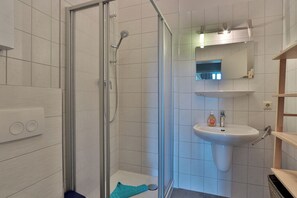 Shower - Herrenhaus Blengow App.08 (Rerik OT Blengow)
