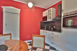 Kaffetrakter/tekoker, kjøleskap, mikrobølgeovn og ovn