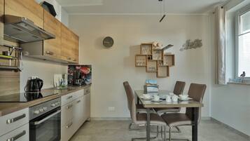 Kühlschrank, Mikrowelle, Ofen, Geschirrspüler