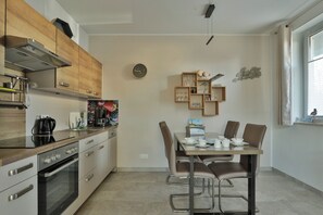 Kühlschrank, Mikrowelle, Ofen, Geschirrspüler