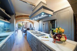 冷蔵庫、電子レンジ、オーブン、コンロ