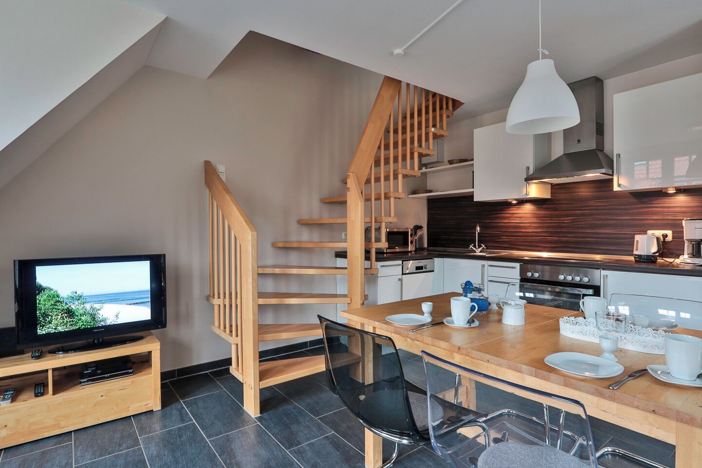 Jääkaappi, uuni, astianpesukone, kahvin-/teenkeitin