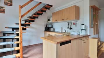 Kühlschrank, Mikrowelle, Ofen, Wasserkocher mit Kaffee-/Teezubehör