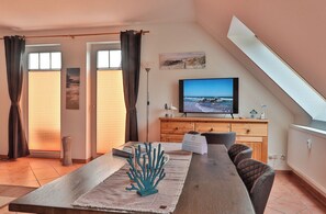 Dining - Diese Schöne, Helle und Großzügige Wohnung mit Balkon Wartet auf Sie. Zum Strand Gelangen Sie in Wenigen Minuten Durch den Schönen Gespensterwald (Ostseebad Nienhagen)