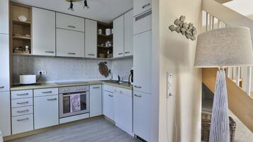 Fridge, oven, dishwasher, coffee/tea maker