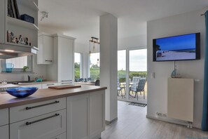 Jääkaappi, mikroaaltouuni, uuni, astianpesukone