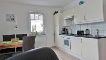 Kjøleskap, ovn, oppvaskmaskin og kaffetrakter/tekoker