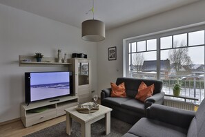 Living area - Zauberhafte, Moderne und Komfortable Maisonettewohnung mit 2 Schlafzimmern Sowie mit Balkon in Ruhiger Lage (Ostseebad Nienhagen)