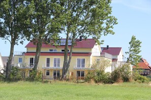 Exterior - Die 3 Zimmerwohnung Besteht aus Einem Wohnzimmer und 2 Schlafzimmern mit Doppelbett und Befindet Sich nur 200m vom Strand Entfernt (Börgerende)