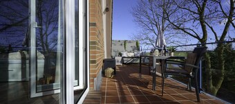 Stilvolle Ferienwohnung mit Großzügiger Dachterrasse mit Herrlichem Weitblick, Fußläufig zum Strand