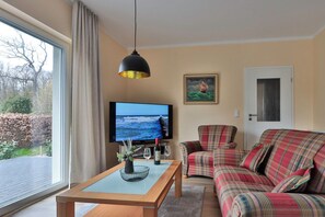 Living area - Wunderschöne, Modern Ausgestattet 3 Zimmerwohnung mit Terrasse und Loggia Erwartet Sie - Direkt am Wunderschönen "gespensterwald" (Ostseebad Nienhagen)