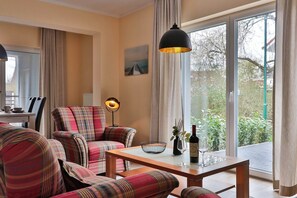 Living area - Wunderschöne, Modern Ausgestattet 3 Zimmerwohnung mit Terrasse und Loggia Erwartet Sie - Direkt am Wunderschönen "gespensterwald" (Ostseebad Nienhagen)