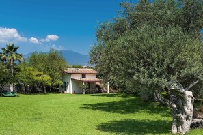 Property grounds - Villa Anemone (Razza) sea front apartment (Acireale)