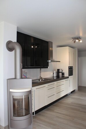 Jääkaappi, mikroaaltouuni, uuni, astianpesukone