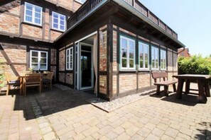 Outdoor dining - Eine Wunderschöne, Moderne und im Fachwerk Gebaute 4 Zimmerwohnung Erwartet Sie. Ideal für Familien mit bis zu 3 Kindern. Nur 200 m bis zum Strand (Börgerende)