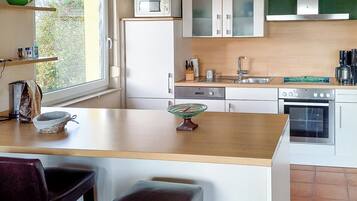 Kühlschrank, Mikrowelle, Ofen, Geschirrspüler