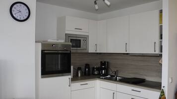 Een koelkast, een microgolfoven, een oven, een vaatwasser