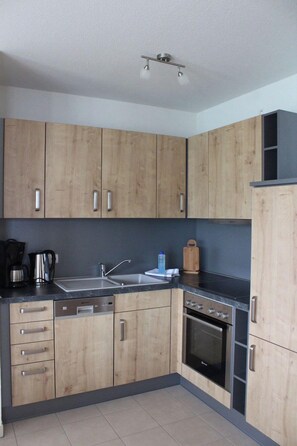 Réfrigérateur, un four, lave-vaisselle, cafetière-théière