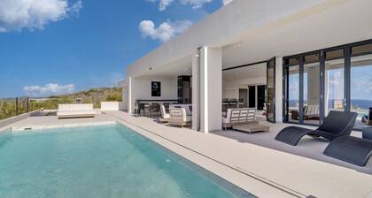Exclusive luxurious villa with ocean views, infinity pool and 3 bedrooms