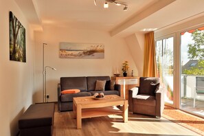 Living area - Das Haus Antonia mit Einliegerwohnungen ist nur 700 m vom Langen Sand- und Badestrand Entfernt. Die Wunderschöne Fewo " Sun" Besitzt Einen Balkon (Ostseebad Nienhagen)