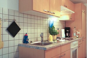 Kühlschrank, Mikrowelle, Ofen, Wasserkocher mit Kaffee-/Teezubehör