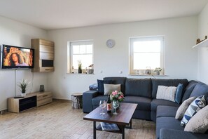 Living area - Das Moderne Ferienhaus " Backbord " Bietet Platz für Max. 7 Personen. Es ist Ideal für die Familie mit Kindern, Denn es Verfügt U.a. Über 2 Duschbäder (Ostseebad Nienhagen)