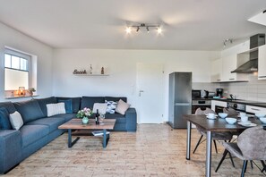 Living area - Das Moderne Ferienhaus " Backbord " Bietet Platz für Max. 7 Personen. Es ist Ideal für die Familie mit Kindern, Denn es Verfügt U.a. Über 2 Duschbäder (Ostseebad Nienhagen)
