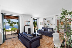 Una televisión, un reproductor de DVD