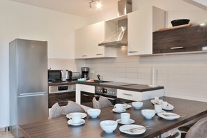 Fridge, microwave, oven, dishwasher - Das Moderne Ferienhaus " Lee " Bietet Platz für Max. 7 Personen. Es ist Ideal für die Familie mit Kindern, Denn es Verfügt U.a. Über 2 Duschbäder (Ostseebad Nienhagen)