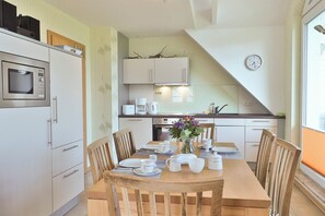 Fridge, microwave, oven, dishwasher - Die Wunderschöne Strandnahe Ferienwohnung Bezaubert mit Ihrem Geräumigen, Überdachten Balkon (Ostseebad Nienhagen)