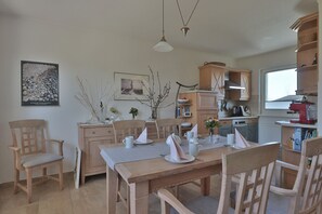 Dining - Das Kleine Romantische Ferienhaus ist Ideal Geeignet für Kleine Familien mit Einem Kind und Max. 1 Hund (Ostseebad Nienhagen)