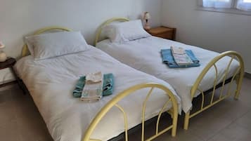 3 slaapkamers, een bureau, een strijkplank/strijkijzer, reisbedje