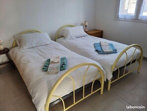 3 bedrooms, desk, iron/ironing board, travel cot