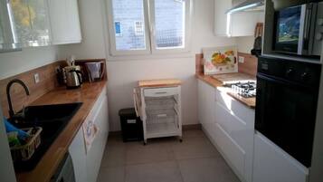 Een koelkast, een microgolfoven, een oven, een kookplaat