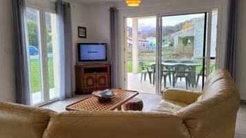 Smart-tv, een dvd-speler, boeken en een muziekbibliotheek