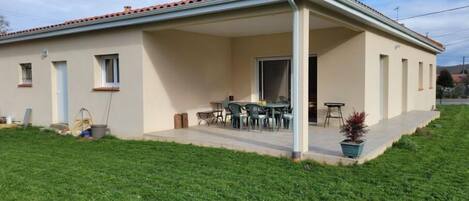 屋外ダイニングエリア