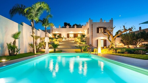 A modern house with a swimming pool, palm trees, and a well-lit staircase leading to the entrance. - Villa Del Fiore - Private villa with pool (Marausa)