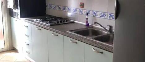 Oven, stovetop, coffee/tea maker, blender