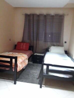 1 Schlafzimmer, Schreibtisch, Bügeleisen/Bügelbrett, Bettwäsche