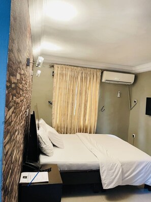 Habitación Deluxe | Ropa de cama de alta calidad y escritorio 
