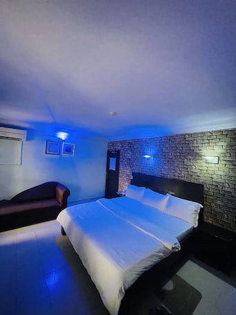 Business Suite | 1 bedroom, premium bedding, desk, laptop workspace