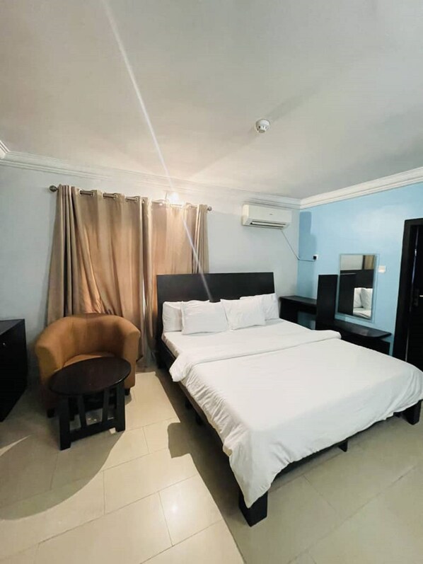 Royal Room | Premium bedding, desk, laptop workspace, free WiFi
