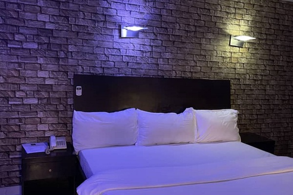 Business Suite | Premium bedding, desk, laptop workspace, WiFi (free)