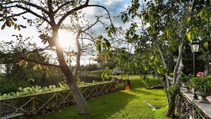 A well-maintained garden with a wooden fence, a bench, and a lamp post. - Villa Fiorella - Private villa with heated pool (Ragalna)