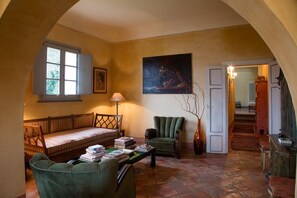 Televisie, een open haard en een dvd-speler