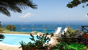 A pool with a view of the sea, lounge chairs, and a clear sky. - Villa Gesine with private pool and sea views (Massa Lubrense)