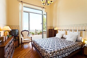 4 bedrooms, iron/ironing board, WiFi, bed sheets - Villa Gesine with private pool and sea views (Massa Lubrense)