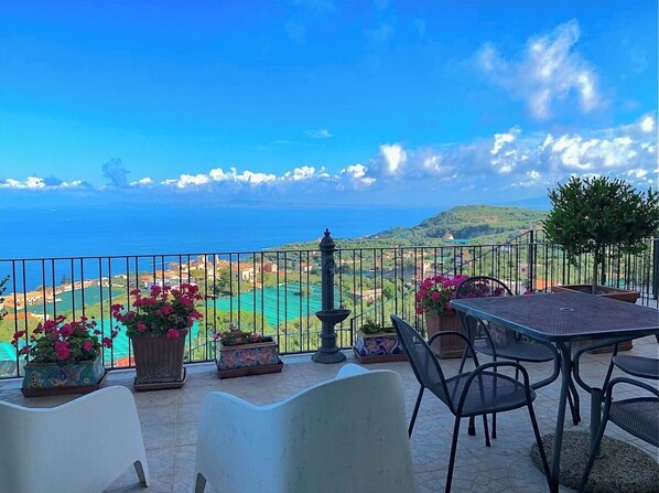 Outdoor dining - Villa Gesine with private pool and sea views (Massa Lubrense)