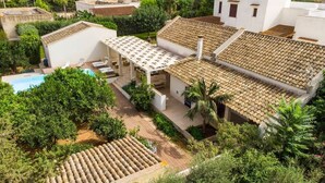 A residential area with a pool, a pergola, and a tiled roof. - Villa Garofano - Coastal villa with pool (Marsala)