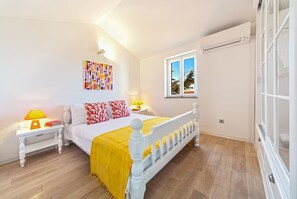 5 bedrooms, iron/ironing board, WiFi, bed sheets